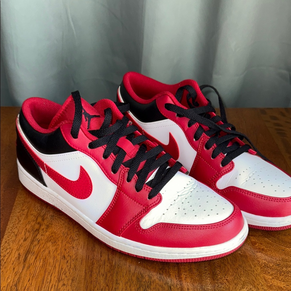 Nike Men's Red, White, and Black Sneakers